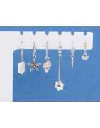 Boucle d'oreille ronde avec une rangée de strass  et une accroche placage argent