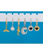 Boucle d'oreille ronde avec une rangée de strass  et une accroche couleur or