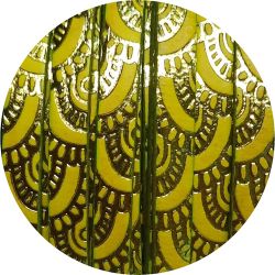 Cuir plat de 5mm avec relief dentelle pistache métal sur fond jaune vif