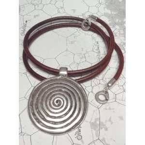 Superbe pendant rond spirale en métal placage argent-71mm