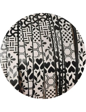 Cuir plat de 10mm fantaisie motifs noirs sur fond blanc vendu à la bande